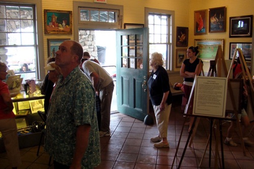 2010-06-12 Lots of people checked out ”Toms Canvas” exhibit during the day. DSC05432.jpg
